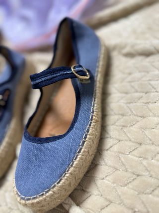 Sandalias planas azules con esparto