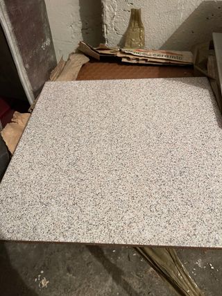 Azulejo cerámico con diseño moteado