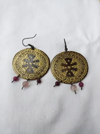 Pendientes étnicos dorados con abalorios morados