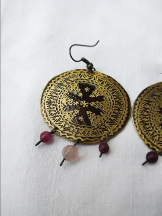 Pendientes étnicos dorados con abalorios morados