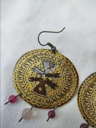 Pendientes étnicos dorados con abalorios morados