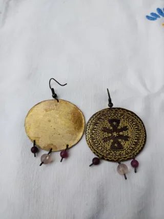 Pendientes étnicos dorados con abalorios morados