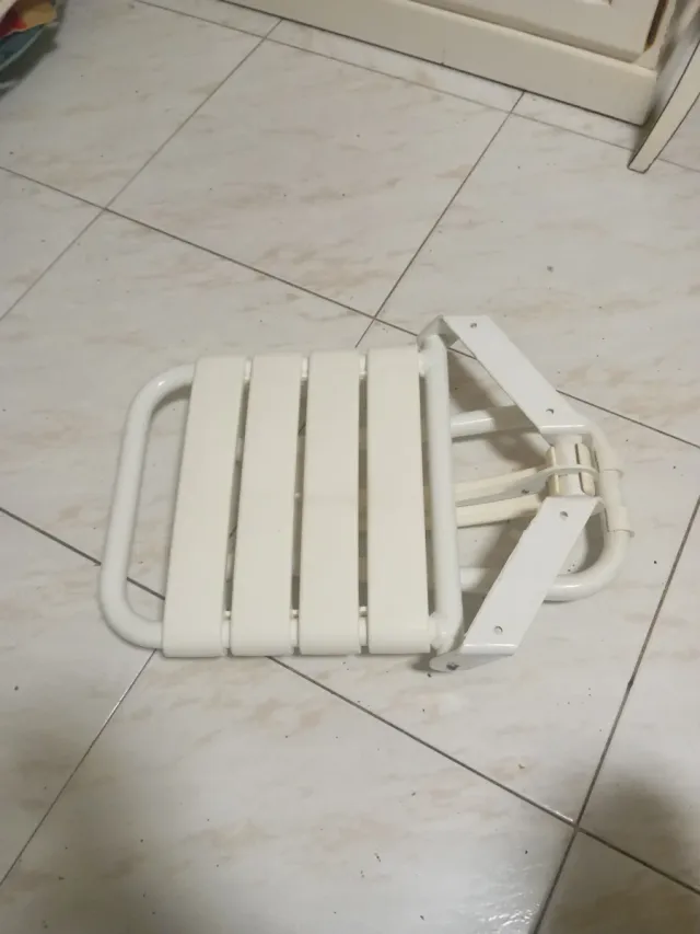 Silla de baño plegable blanca