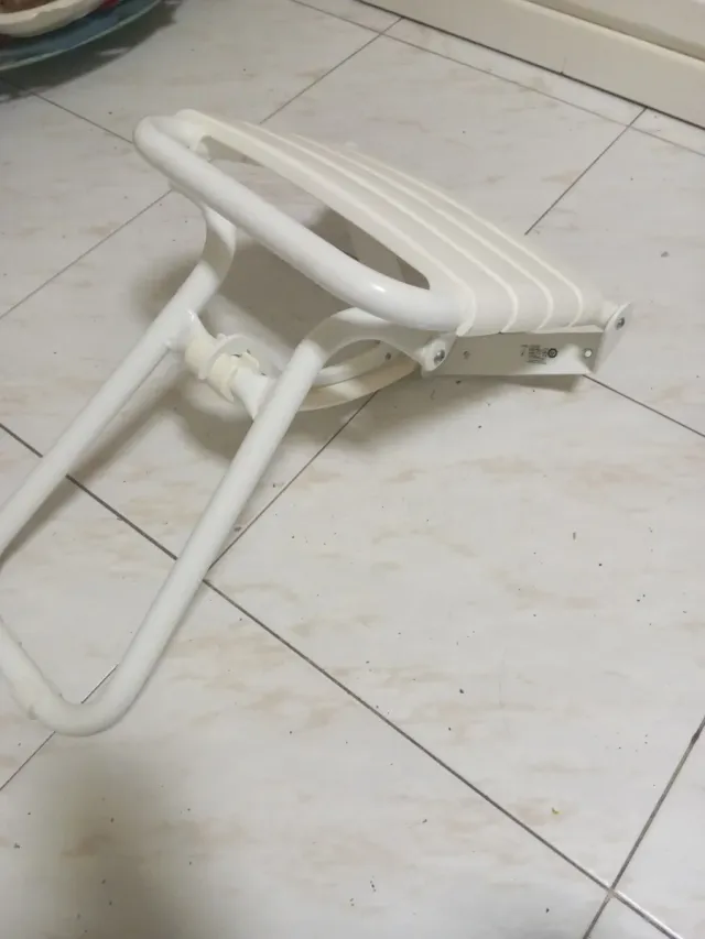 Silla de baño plegable blanca