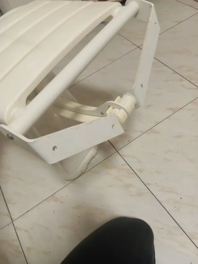 Silla de baño plegable blanca