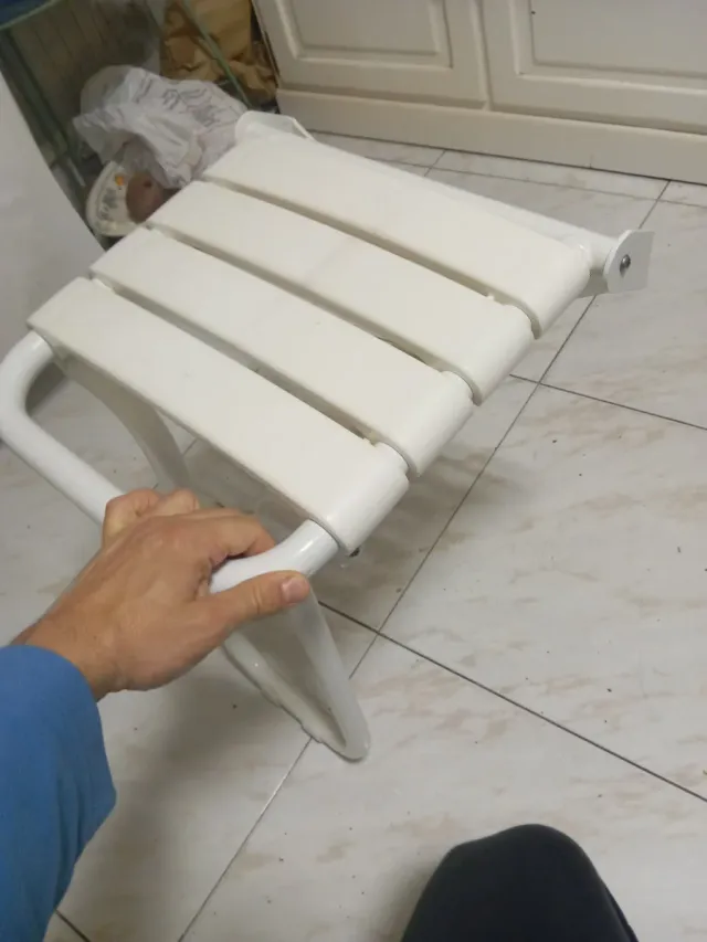 Silla de baño plegable blanca