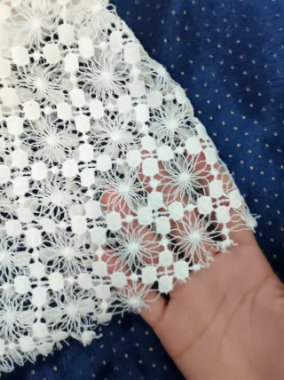 Blusa de verano con encaje.