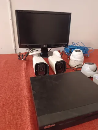 Kit videosorveglianza LG con telecamere e DVR