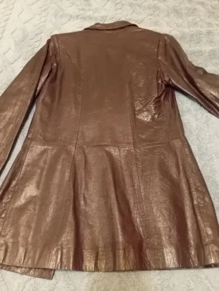 Chaqueta de piel marrón oscuro burdeos