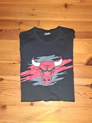 Lotto 3 capi taglia M: Friends, Nike(gildan),Bulls