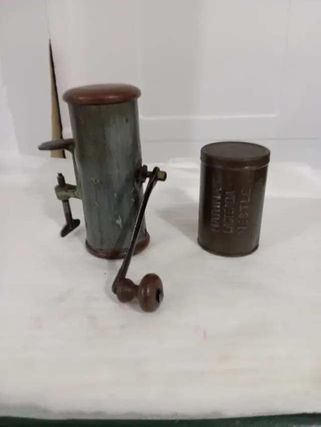 Molino Café Antiguo + Lata Nestlé Harina