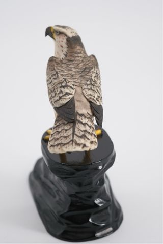 Figura halcón porcelana peana madera vintage