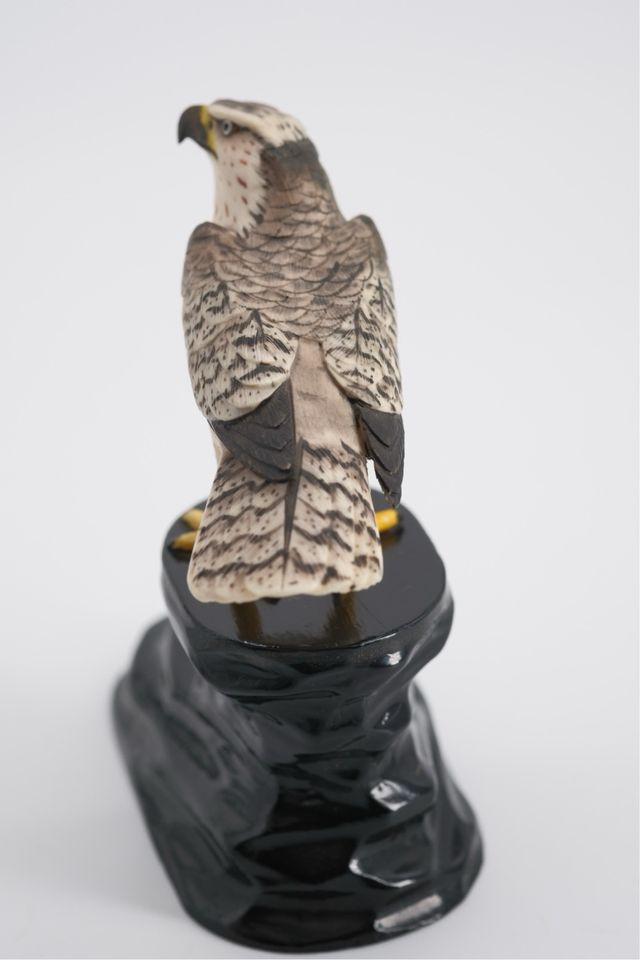 Figura halcón porcelana peana madera vintage