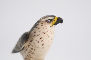 Figura halcón porcelana peana madera vintage