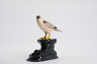 Figura halcón porcelana peana madera vintage