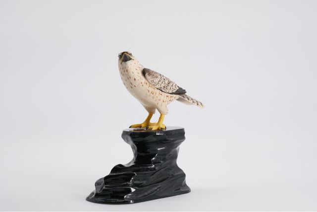 Figura halcón porcelana peana madera vintage
