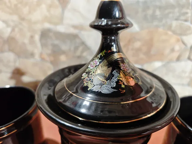 Conjunto de cerámica negra con aves doradas