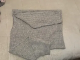 Jersey gris de punto fino, oversize.