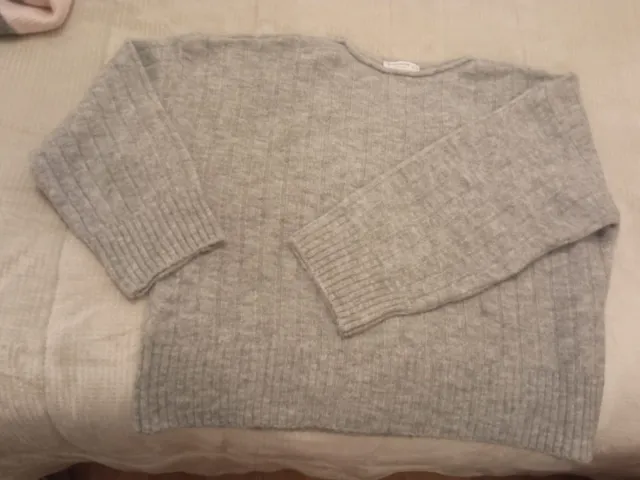 Jersey gris de punto fino, oversize.