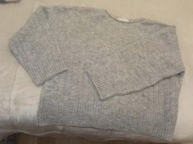 Jersey gris de punto fino, oversize.