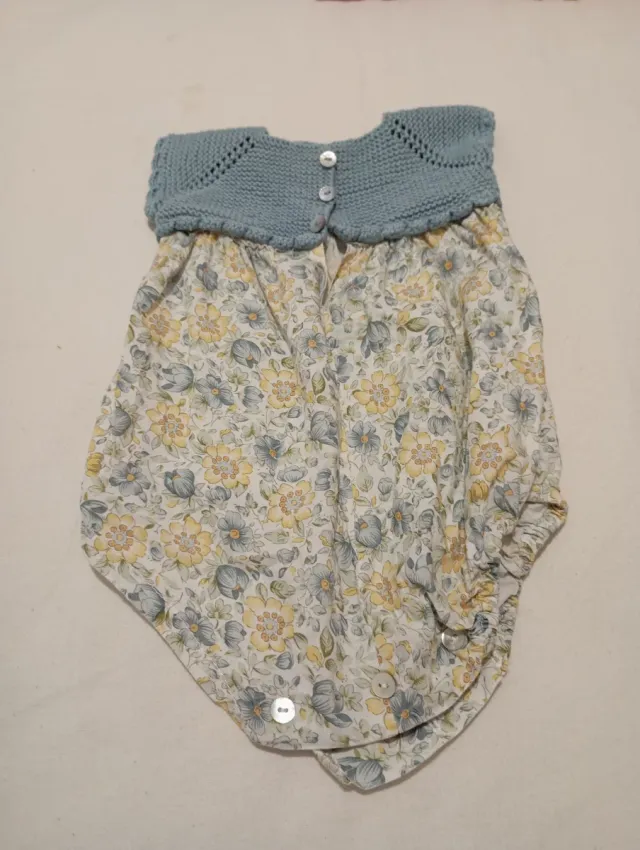 Body de bebé floral con rebeca tejida