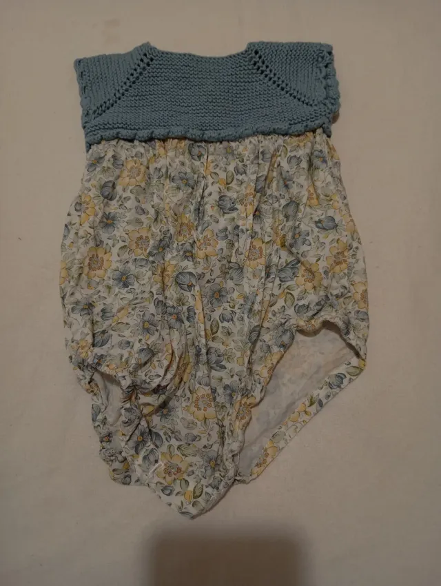 Body de bebé floral con rebeca tejida