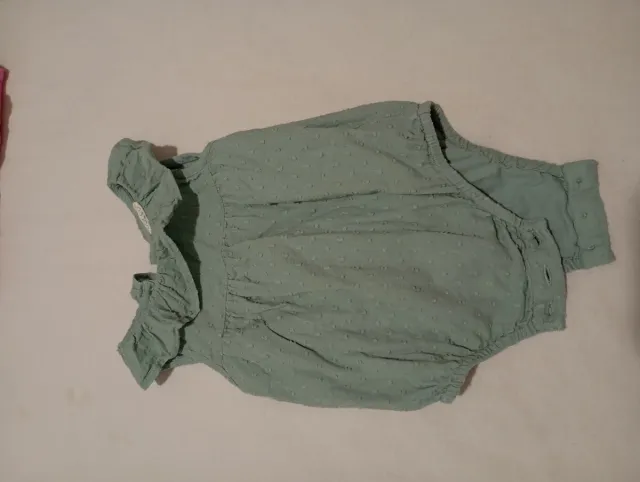 Body de bebé floral con rebeca tejida