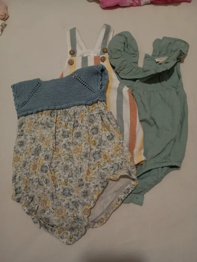 Body de bebé floral con rebeca tejida