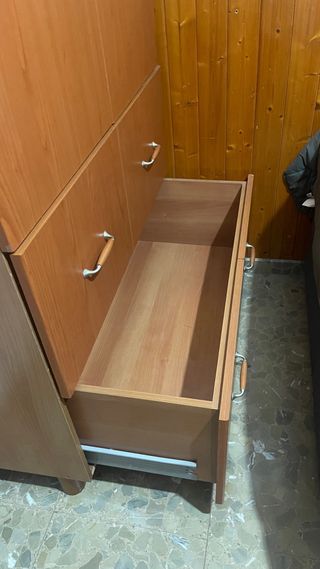 Armario 2 puertas y 2 cajones.