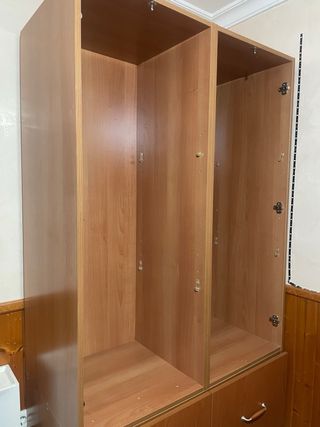 Armario 2 puertas y 2 cajones.