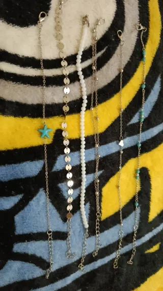 Pulseras plateadas con detalles turquesa