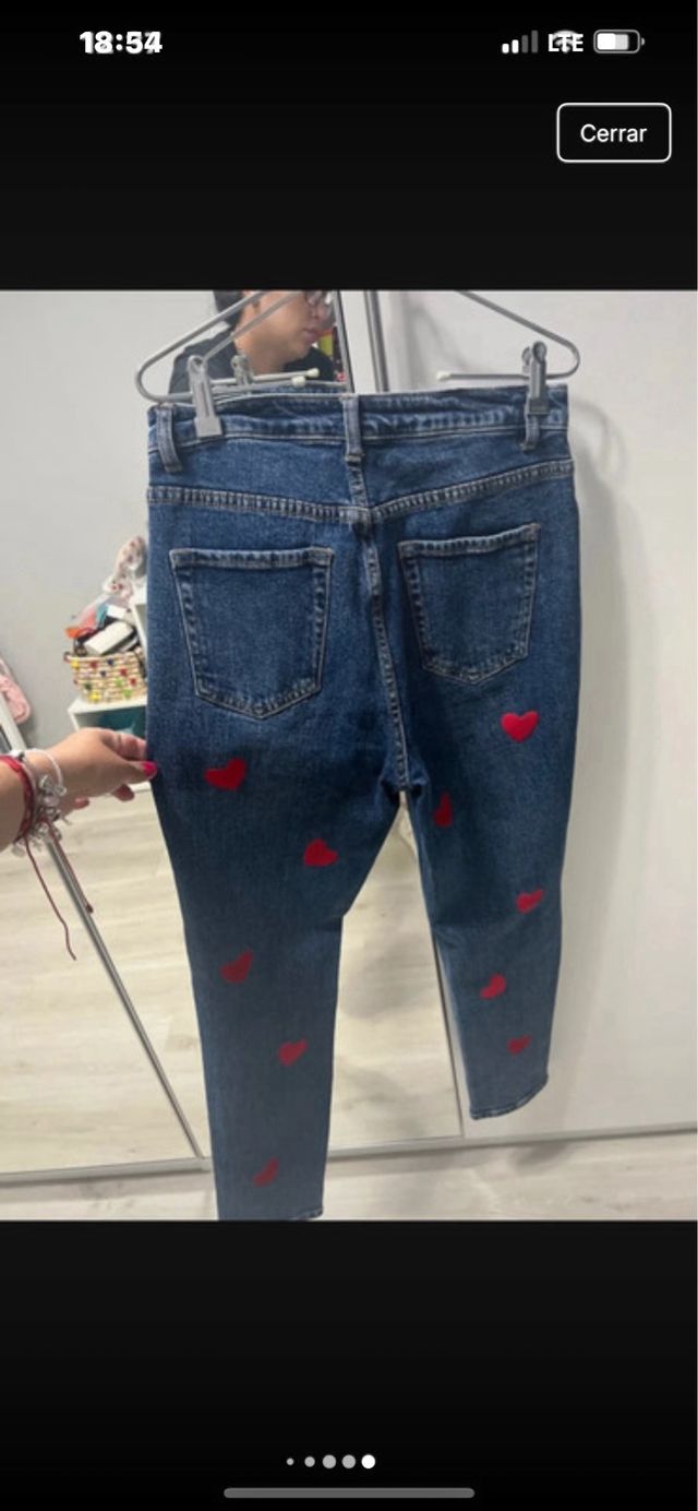 Vaqueros pitillo con corazones rojos