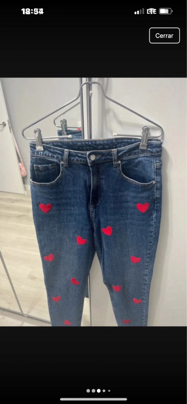 Vaqueros pitillo con corazones rojos