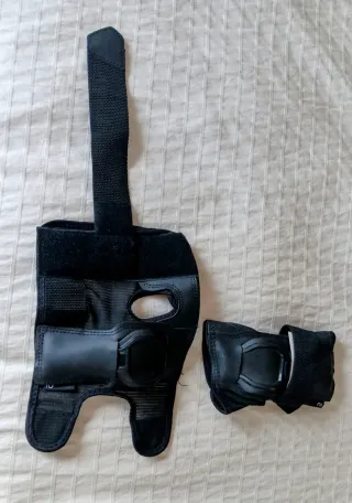 Protecciones Muñecas Skate Negro para niños.