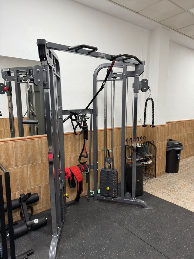 Máquina multiestación doble polea.