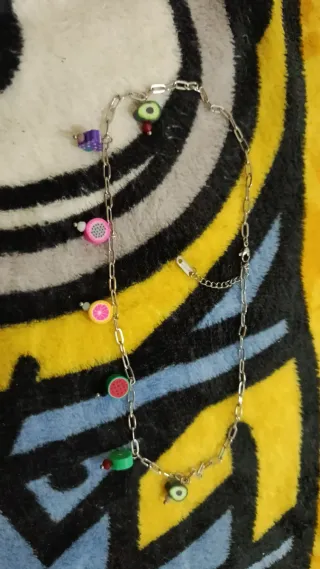 Collar con colgantes de frutas