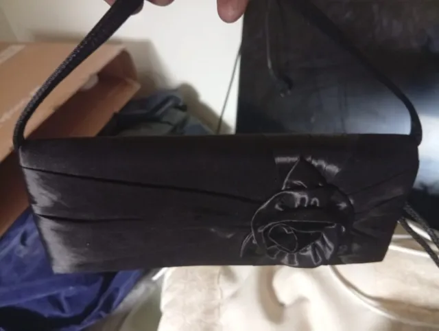 Bolso de fiesta negro con flor