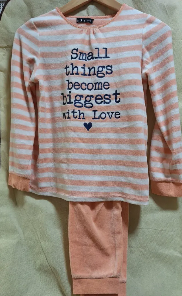 Pijama infantil rayas coral y corazón