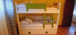 Litera de madera con cajones