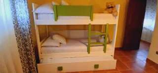 Litera de madera con cajones