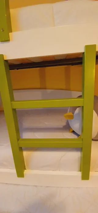 Litera de madera con cajones