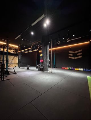 MOQUETA, PVC EN ROllO Y PAVIMENTOS DEPORTIVOS