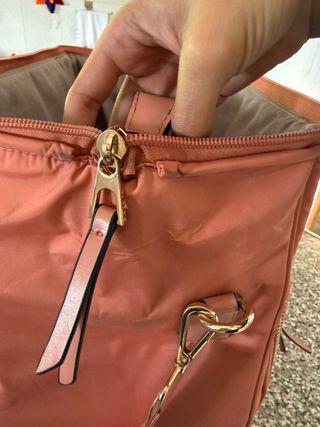 Maleta de mano Parfois rosa y dorada