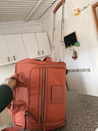 Maleta de mano Parfois rosa y dorada