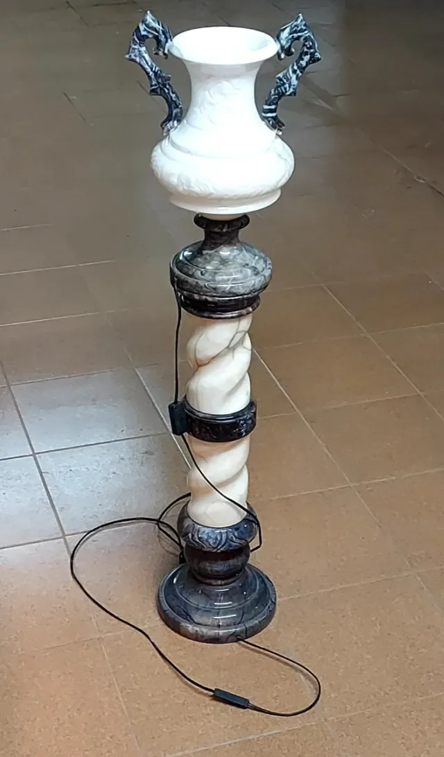 Lampada da terra in marmo con design a torre smontabile