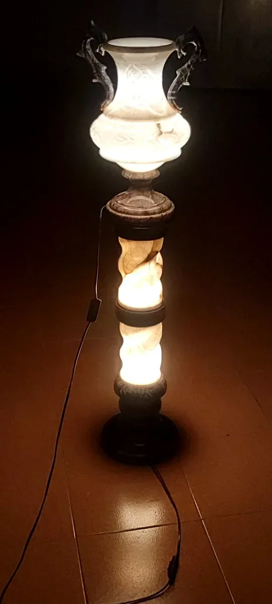 Lampada da terra in marmo con design a torre smontabile