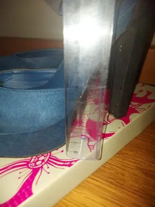 Zapatos de tacón azul y negro