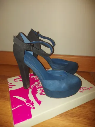 Zapatos de tacón azul y negro