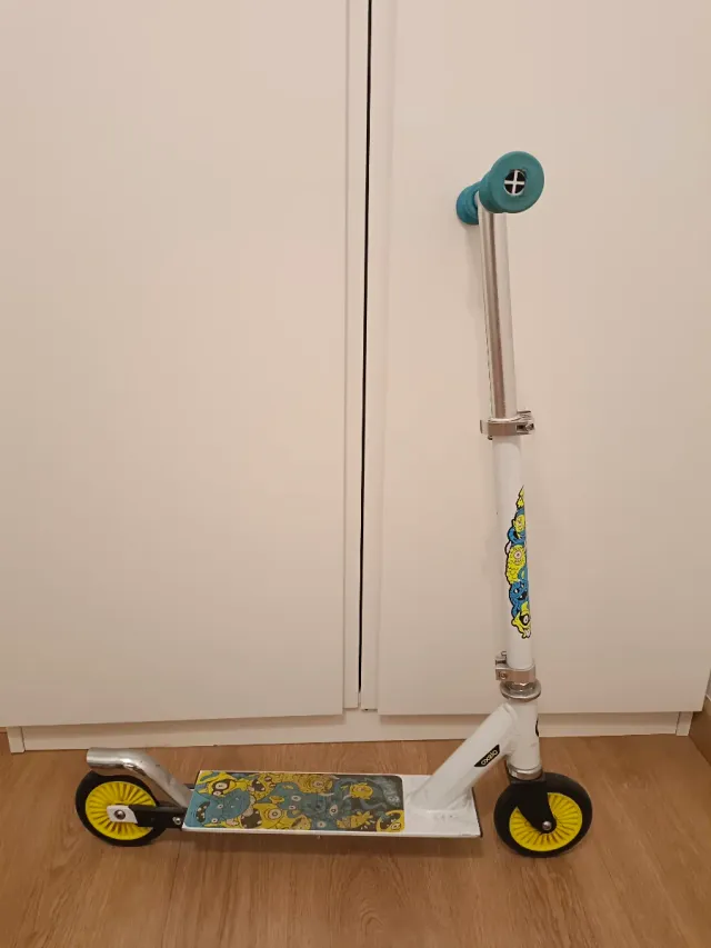 Patinete infantil blanco con ruedas amarillas