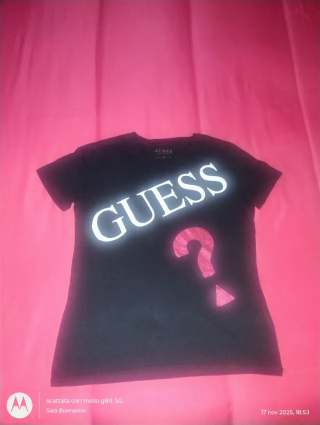 Maglietta Guess nera con punto interrogativo